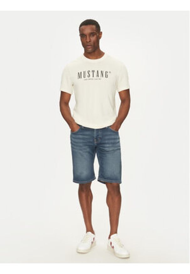 Mustang Szorty jeansowe Chicago 1007754 Niebieski Slim Fit. Kolor: niebieski. Materiał: bawełna