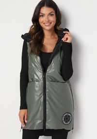 Born2be - Zielona Kamizelka Długa z Kapturem Ozdobiona Naszywką Zapinana na Napy Nevettea. Okazja: na co dzień. Typ kołnierza: kaptur. Kolor: zielony. Długość: długie. Wzór: aplikacja. Styl: casual, elegancki #6