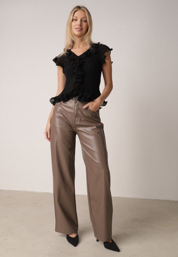 Born2be - Czarna Prążkowana Bluzka z Wiskozą Ozdobiona Falbanami Delestra. Okazja: na co dzień, na spotkanie biznesowe. Kolor: czarny. Materiał: prążkowany, wiskoza. Wzór: aplikacja. Styl: casual, biznesowy, elegancki