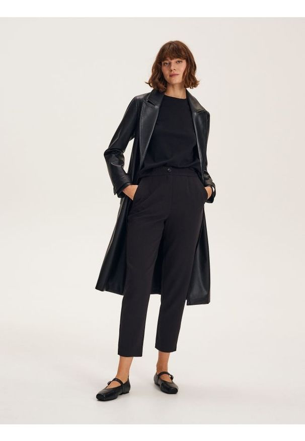 Reserved - Gładkie spodnie - czarny. Kolor: czarny. Materiał: tkanina, wiskoza. Wzór: gładki. Styl: klasyczny