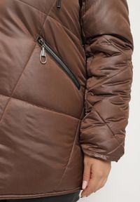 Born2be - Brązowa Kurtka Lekko Pikowana z Odpinanym Kapturem i Futerkiem Fioritta. Kolekcja: plus size. Kolor: brązowy. Materiał: futro. Sezon: zima #3