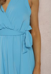 Renee - Niebieska Sukienka Nikora. Kolor: niebieski. Materiał: materiał, tkanina. Długość rękawa: bez rękawów. Wzór: jednolity, gładki. Typ sukienki: kopertowe. Styl: elegancki #3