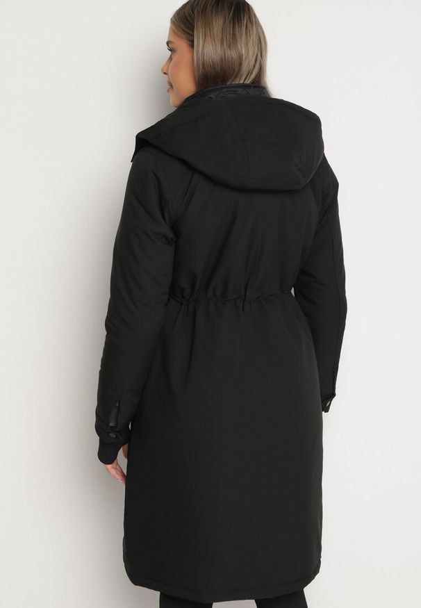 Born2be - Czarna Długa Kurtka z Kapturem i Ściągaczem w Talii Tarlinia. Okazja: na co dzień. Typ kołnierza: kaptur. Kolor: czarny. Materiał: dzianina. Długość: długie. Wzór: aplikacja. Styl: casual, elegancki