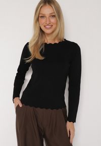 Born2be - Czarny Sweter z Wiskozą Ozdobiony Falbankami Mevita. Typ kołnierza: kołnierz z falbankami. Kolor: czarny. Materiał: wiskoza. Wzór: aplikacja. Styl: elegancki, klasyczny #1