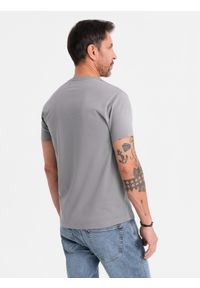 Ombre Clothing - Męski t-shirt z dekoltem na guziki i zamszowym wykończeniem – szary V3. Okazja: na co dzień. Kolor: szary. Materiał: zamsz. Wzór: gładki. Styl: klasyczny, casual #9