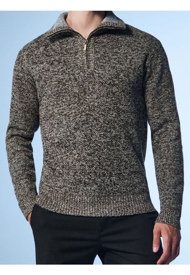 Sinsay - Ocieplany melanżowy sweter z wysokim kołnierzem - brązowy. Kolor: brązowy. Wzór: melanż