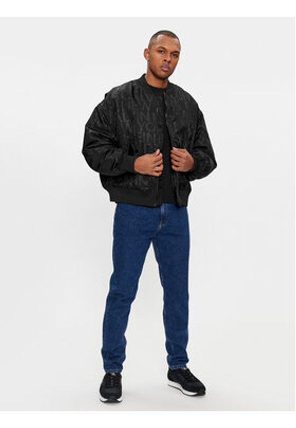 Calvin Klein Jeans Kurtka bomber Logo Aop J30J324658 Czarny Oversize. Kolor: czarny. Materiał: syntetyk
