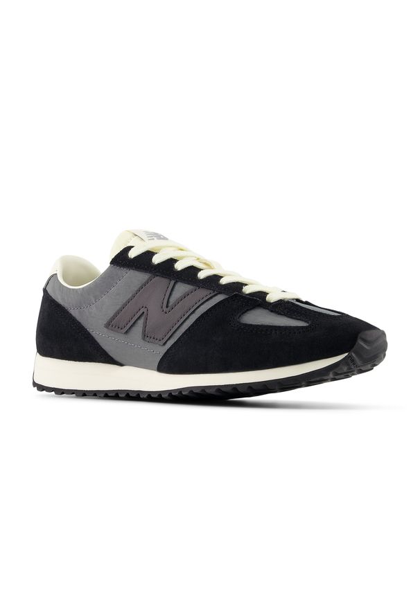 Buty unisex New Balance U471AQ – czarna. Kolor: czarny. Materiał: zamsz. Szerokość cholewki: normalna. Wzór: jodełka. Sezon: lato