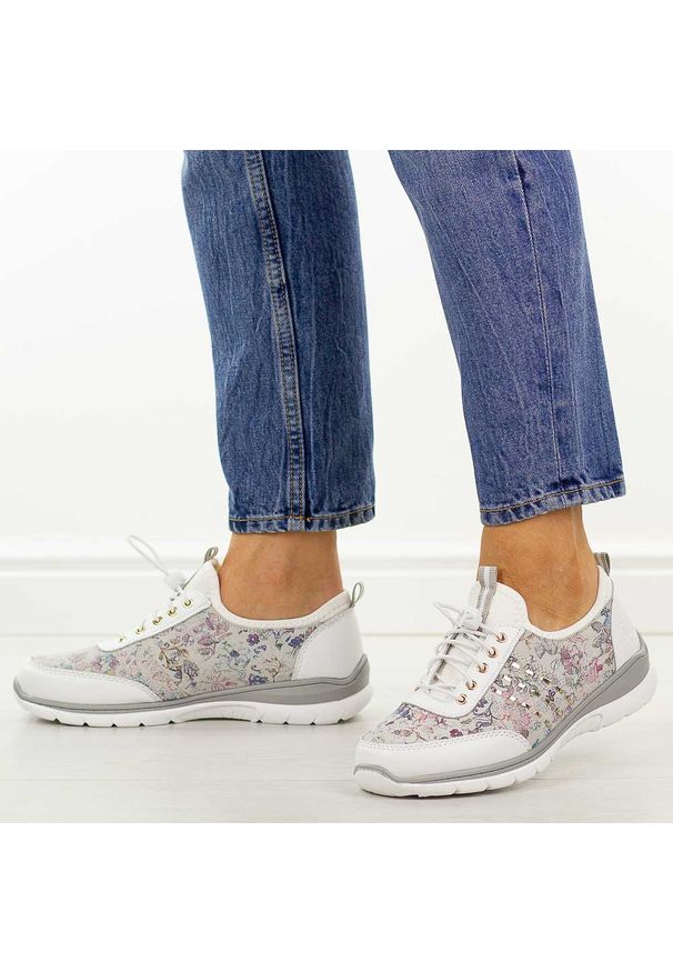 Białe skórzane półbuty damskie DiA 5990. Okazja: na spacer, na co dzień. Nosek buta: okrągły. Zapięcie: bez zapięcia. Kolor: biały. Materiał: tkanina, skóra. Szerokość cholewki: normalna. Sezon: wiosna, jesień, lato. Styl: casual, klasyczny, sportowy