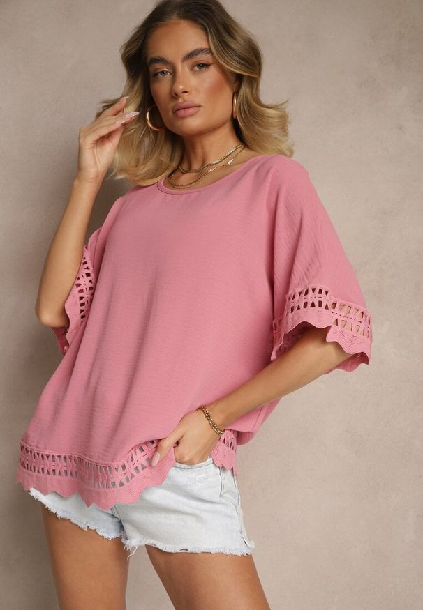 Renee - Różowa Bluzka Ozdobiona Ażurowymi Rękawami Vorana. Okazja: na co dzień. Kolor: różowy. Materiał: jeans. Wzór: ażurowy, aplikacja. Styl: klasyczny, casual, elegancki