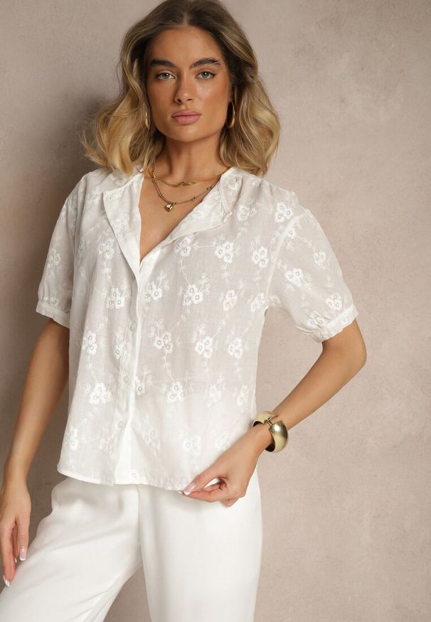 Renee - Biała Krótka Koszula z Bawełny z Krótkim Rękawem i Haftowanymi Zdobieniami Zeanoria. Typ kołnierza: bez kołnierzyka. Kolor: biały. Materiał: bawełna. Długość rękawa: krótki rękaw. Długość: krótkie. Wzór: aplikacja, haft