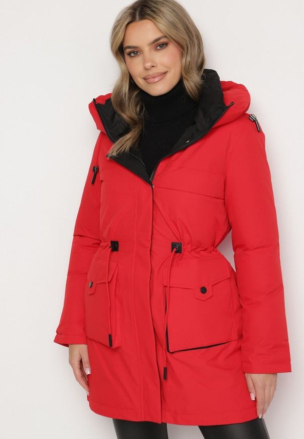 Born2be - Czerwona Kurtka Parka z Kapturem Kieszeniami i Ściągaczem w Talii Ravissia. Okazja: na co dzień, na spacer. Typ kołnierza: kaptur. Kolor: czerwony. Materiał: jeans. Styl: casual, elegancki, klasyczny