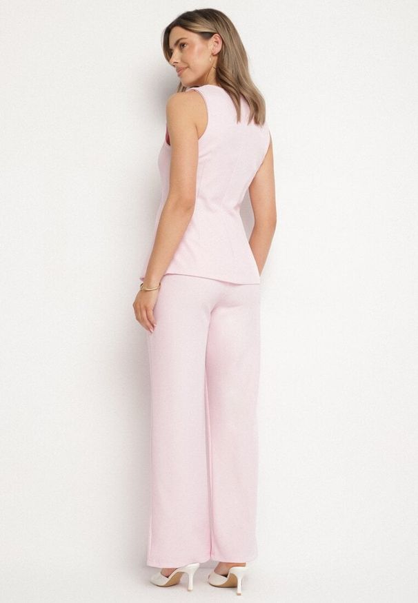 Born2be - Różowy Komplet Garniturowy Kamizelka z Ozdobnymi Guzikami i Spodnie Filuenna. Kolor: różowy