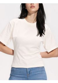Reserved - Taliowany t-shirt - złamana biel. Materiał: bawełna