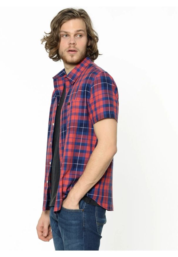 Lee - LEE SS SHIRT MĘSKA KOSZULA KRÓTKI RĘKAW VIBRANT RED L875JPSK. Długość rękawa: krótki rękaw. Długość: krótkie