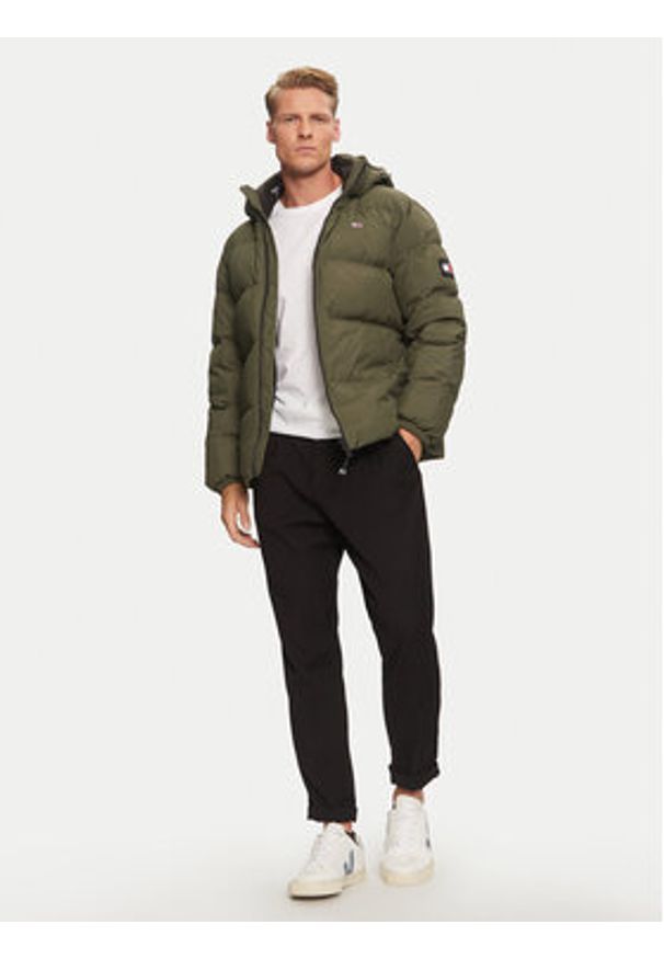 Tommy Jeans Kurtka puchowa Essential DM0DM19786 Zielony Regular Fit. Kolor: zielony. Materiał: syntetyk