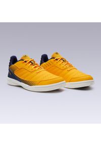 KIPSTA - Buty do piłki nożnej halowej futsal dla dzieci Kipsta ESKUDO 500. Kolor: niebieski, żółty, pomarańczowy, wielokolorowy. Materiał: kauczuk. Wzór: gładki. Sport: piłka nożna