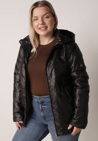 Born2be - Czarna Pikowana Kurtka Przejściowa o Prostym Kroju z Kapturem Vimoris. Okazja: na spacer, na co dzień. Typ kołnierza: kaptur. Kolekcja: plus size. Kolor: czarny. Materiał: poliester, jeans. Styl: casual, elegancki #1