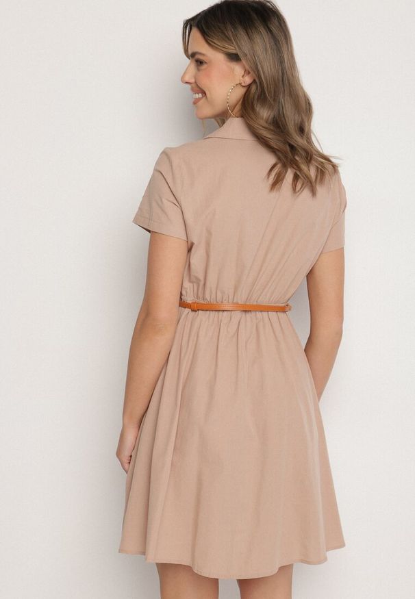 Born2be - Ciemnobeżowa Bawełniana Sukienka Koszulowa z Paseczkiem Wenilise. Okazja: na co dzień. Typ kołnierza: dekolt w kształcie V. Kolor: beżowy. Materiał: bawełna. Długość rękawa: krótki rękaw. Sezon: wiosna, lato. Typ sukienki: koszulowe. Styl: casual, elegancki, klasyczny