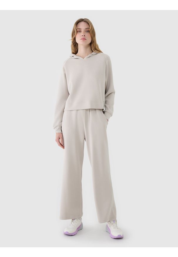4f - 4F Spodnie dresowe z modalem z szerokimi nogawkami damskie - beżowe S. Kolor: beżowy. Materiał: dresówka. Wzór: gładki, ze splotem. Sport: fitness