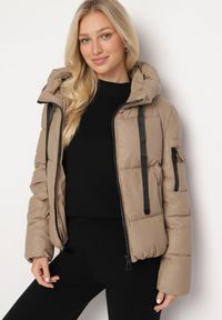 Born2be - Ciemnobeżowa Prosta Kurtka Pikowana z Kapturem i Kieszeniami Mirilda. Okazja: na co dzień. Typ kołnierza: kaptur. Kolor: beżowy. Materiał: jeans, tkanina. Długość rękawa: długi rękaw. Długość: długie. Sezon: zima. Styl: elegancki, casual