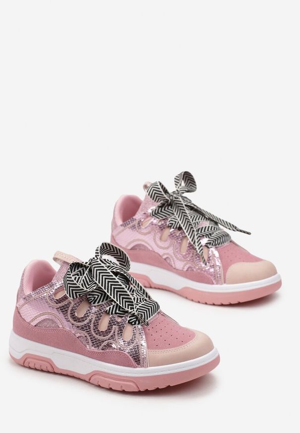 Born2be - Różowe Sneakersy z Ozdobnym Sznurowaniem i Brokatem Nevesa. Kolor: różowy
