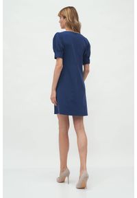 Nife - Kobaltowa koktajlowa sukienka mini z bufiastymi rękawami. Typ kołnierza: dekolt w łódkę. Kolor: niebieski. Materiał: elastan. Typ sukienki: proste. Styl: wizytowy. Długość: mini #4