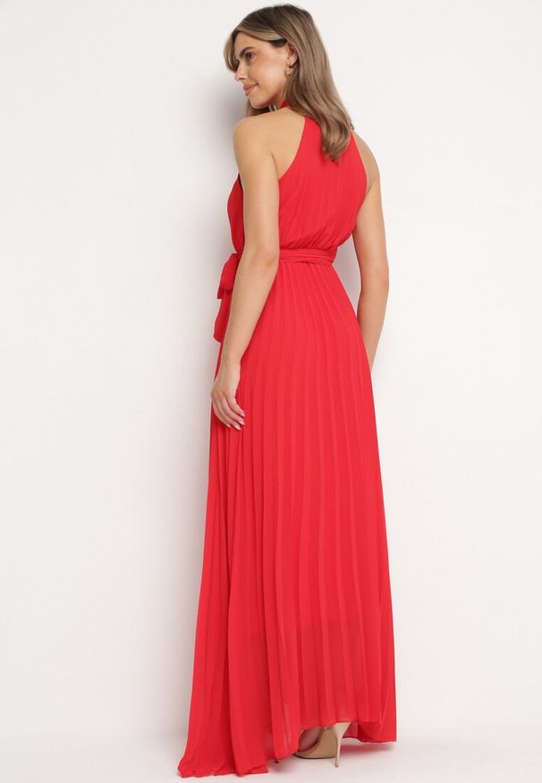 Born2be - Czerwona Plisowana Sukienka Maxi z Gumką w Pasie i Rozkloszowanym Dołem Tehe. Kolor: czerwony. Materiał: tkanina, materiał. Długość: maxi