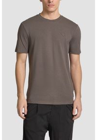 Guess - GUESS Brązowy t-shirt męski Hedley. Kolor: brązowy