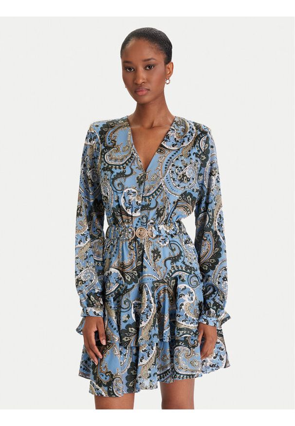 Guess Sukienka codzienna W5BK53 W2770 Niebieski jasny Regular Fit. Okazja: na co dzień. Kolor: niebieski. Materiał: syntetyk. Typ sukienki: proste. Styl: casual