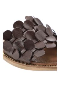 Klapki damskie Armodo, cholewka ze skóry naturalnej odkryte palce płaska podeszwa ozdobne detale, brązowe, 40381. Okazja: na co dzień. Kolor: brązowy. Materiał: skóra. Wzór: aplikacja. Sezon: lato. Obcas: na płaskiej podeszwie. Styl: casual, elegancki, wakacyjny #8