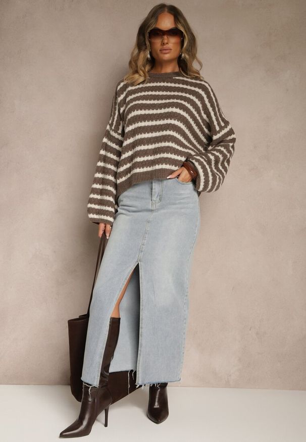 Renee - Brązowy Oversizowy Sweter w Paski z Dzianiny z Wełną i Wiskozą Aventole. Okazja: na co dzień. Kolor: brązowy. Materiał: dzianina, wiskoza, wełna. Wzór: paski. Styl: casual, klasyczny, elegancki