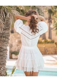 MOTIVE&MORE - Biała sukienka Cancun. Kolor: biały. Materiał: tkanina, bawełna, materiał. Wzór: haft, ażurowy, aplikacja. Sezon: lato, wiosna. Długość: mini #3