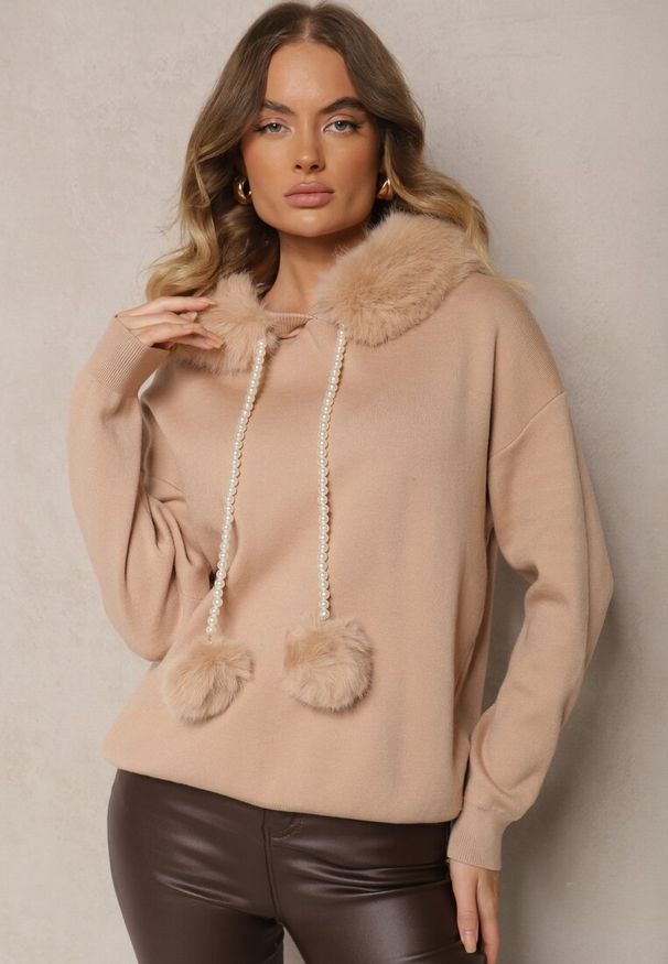 Renee - Beżowa Bluza z Wiskozą i Kapturem Ozdobiony Futerkiem Pomponami i Perełkami Aizavia. Kolor: beżowy. Materiał: futro, wiskoza. Wzór: aplikacja. Sezon: zima