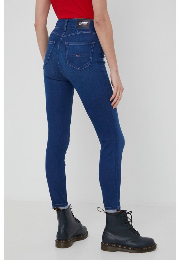 Tommy Jeans jeansy CE353 damskie high waist. Stan: podwyższony. Kolor: niebieski