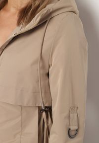 Born2be - Ciemnobeżowa Klasyczna Kurtka Parka z Kapturem i Ściągaczem w Talii Tulasira. Okazja: na co dzień. Typ kołnierza: kaptur. Kolor: beżowy. Materiał: jeans. Styl: klasyczny #6