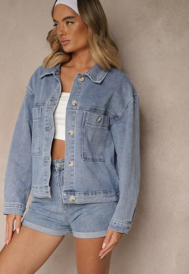Renee - Jasnoniebieska Bawełniana Jeansowa Kurtka z Guzikami Avieria. Kolor: niebieski. Materiał: jeans, bawełna