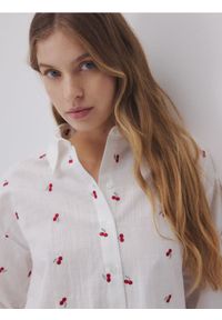 Reserved - Koszula z ozdobnym haftem - czerwony. Kolor: czerwony. Materiał: len, bawełna, tkanina. Wzór: haft #1