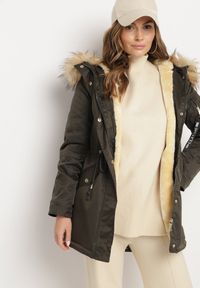 Born2be - Zielono-Beżowa Kurtka Parka z Futerkowym Odpinanym Zdobieniem przy Kapturze Inellae. Okazja: na co dzień. Kolor: zielony. Materiał: dzianina, futro, jeans. Wzór: aplikacja. Styl: casual, elegancki, klasyczny #7