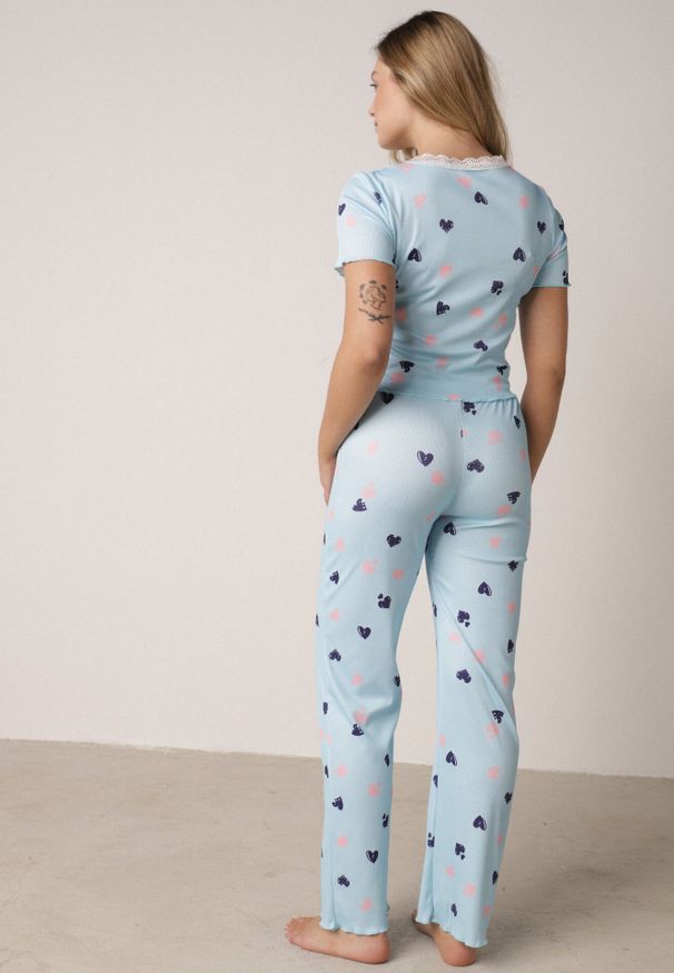 Born2be - Niebieski Komplet Piżamowy z Elastycznego Materiału Spodnie i Bluzka w Serca Veys. Kolor: niebieski. Materiał: materiał