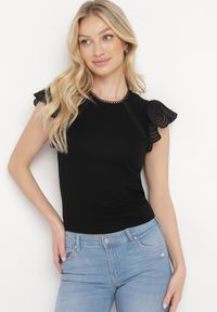 Born2be - Czarna Bawełniana Bluzka z Ażurowym Wykończeniem przy Ramionach Zapinana z Tyłu na Guzik Killuasa. Okazja: na spotkanie biznesowe. Kolor: czarny. Materiał: bawełna. Wzór: ażurowy. Styl: klasyczny, biznesowy, elegancki #6