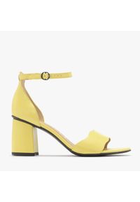 Ryłko - Żółte sandały z czarnymi elementami TARA. Kolor: żółty. Materiał: skóra. Obcas: na obcasie. Wysokość obcasa: średni