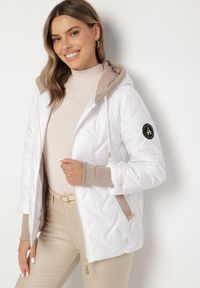 Born2be - Biała Pikowana Kurtka z Kapturem Zdobiona Kontrastowymi Wstawkami Tulessa. Okazja: na co dzień, na spacer. Typ kołnierza: kaptur. Kolor: biały. Materiał: jeans. Wzór: aplikacja. Styl: klasyczny, casual #3