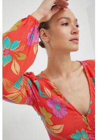 Billabong sukienka kolor czerwony mini prosta. Okazja: na co dzień. Kolor: czerwony. Materiał: tkanina. Typ sukienki: proste. Styl: casual. Długość: mini #5