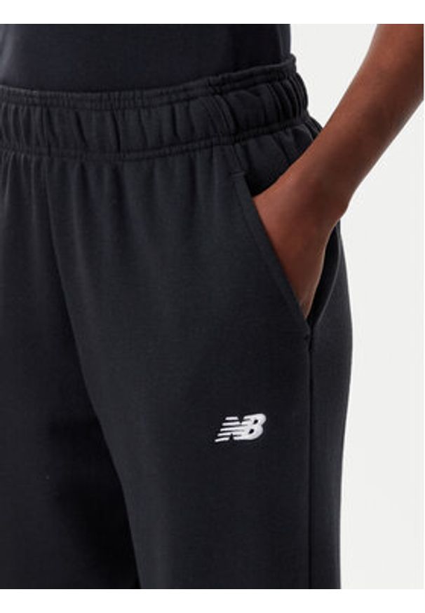 New Balance Spodnie dresowe Essentials WP41500 Czarny Relaxed Fit. Kolor: czarny. Materiał: bawełna, syntetyk