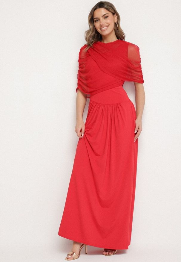 Born2be - Czerwona Koktajlowa Sukienka Zdobiona Marszczeniem z Siateczkową Narzutką Millanea. Okazja: na co dzień. Kolor: czerwony. Wzór: aplikacja. Typ sukienki: proste. Styl: wizytowy