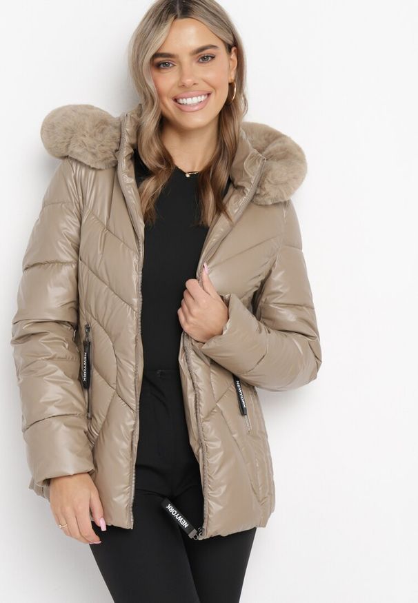 Born2be - Beżowa Pikowana Kurtka z Kapturem Ozdobionym Futerkiem Caelara. Typ kołnierza: kaptur. Kolor: beżowy. Materiał: futro. Wzór: aplikacja