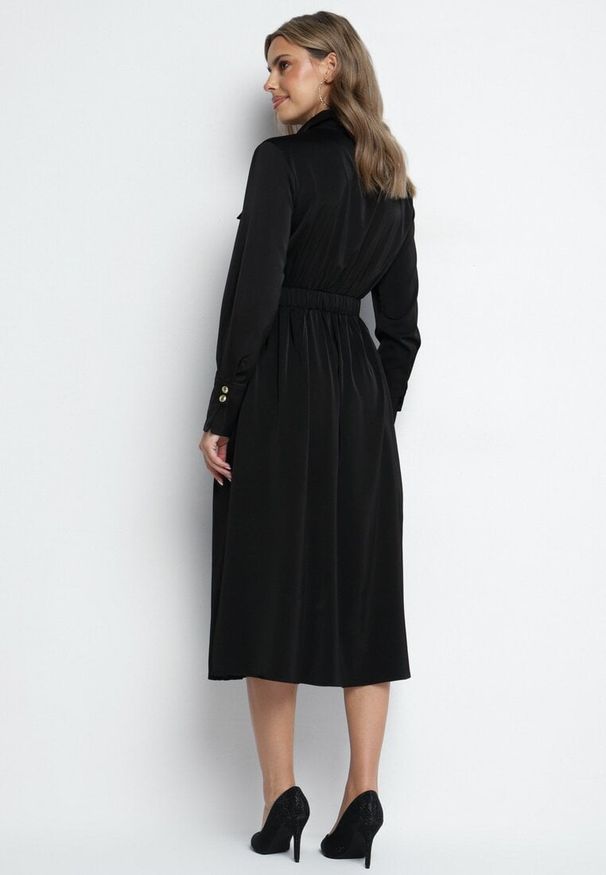 Born2be - Czarna Rozkloszowana Sukienka o Koszulowym Kroju z Imitacją Kieszeni i Gumką w Talii Rizza. Okazja: na co dzień. Kolor: czarny. Typ sukienki: koszulowe. Styl: elegancki, casual, klasyczny, wizytowy