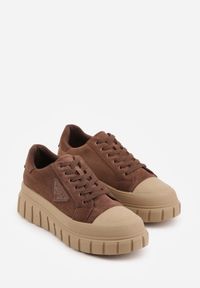 Renee - Jasnobrązowe Sneakersy Vices na Platformie z Ozdobą i Napisem Leawen. Okazja: na co dzień. Kolor: brązowy. Materiał: jeans. Wzór: aplikacja, napisy. Obcas: na platformie #5