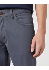 Wrangler - WRANGLER MĘSKIE SPODNIE MATERIAŁOWE GREENSBORO TURBULENCE 112350801. Materiał: materiał